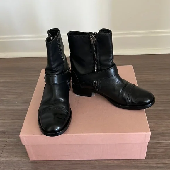 靴 MIU MIU Leather boots 37 Leather biker boots Miu Miu Black size 37 EU in Leather